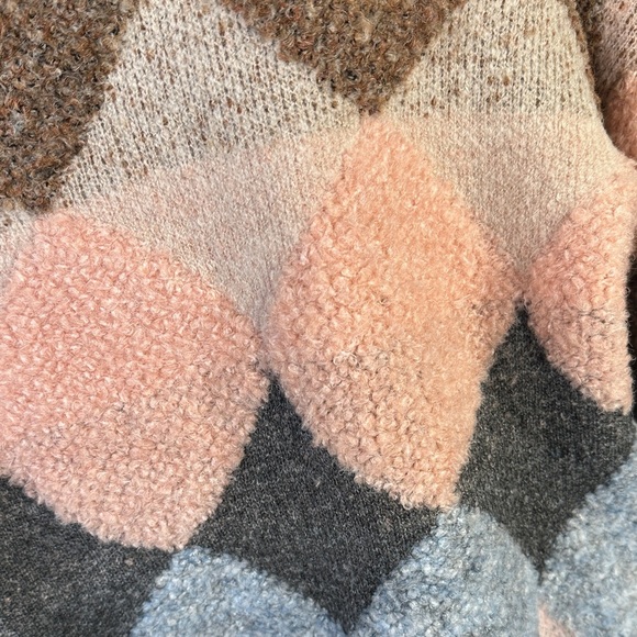 Fable Colorful Geometric Diamond Pattern Plush Women’s Sweater - Picture 10 of 12